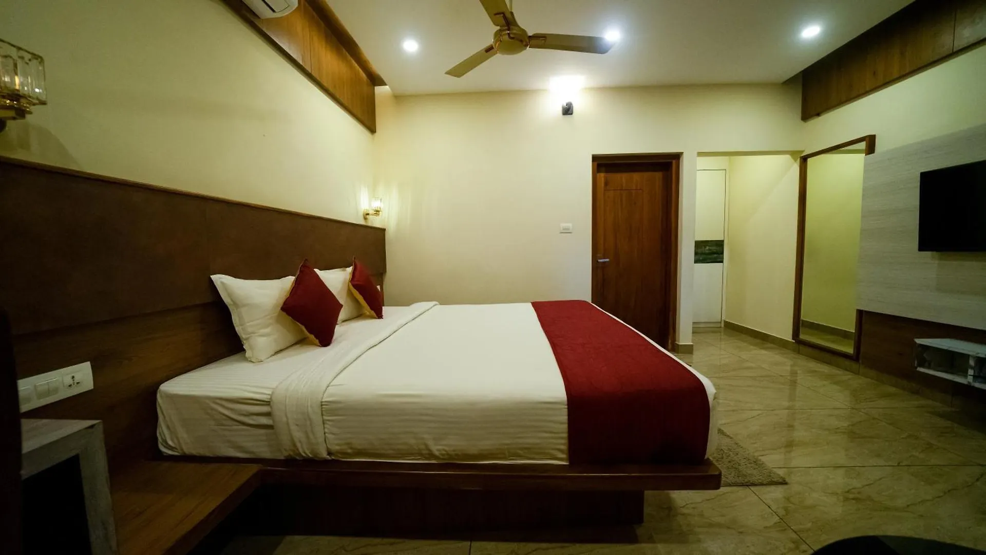 Vythiri Holiday Resort, Wayanad 4*,